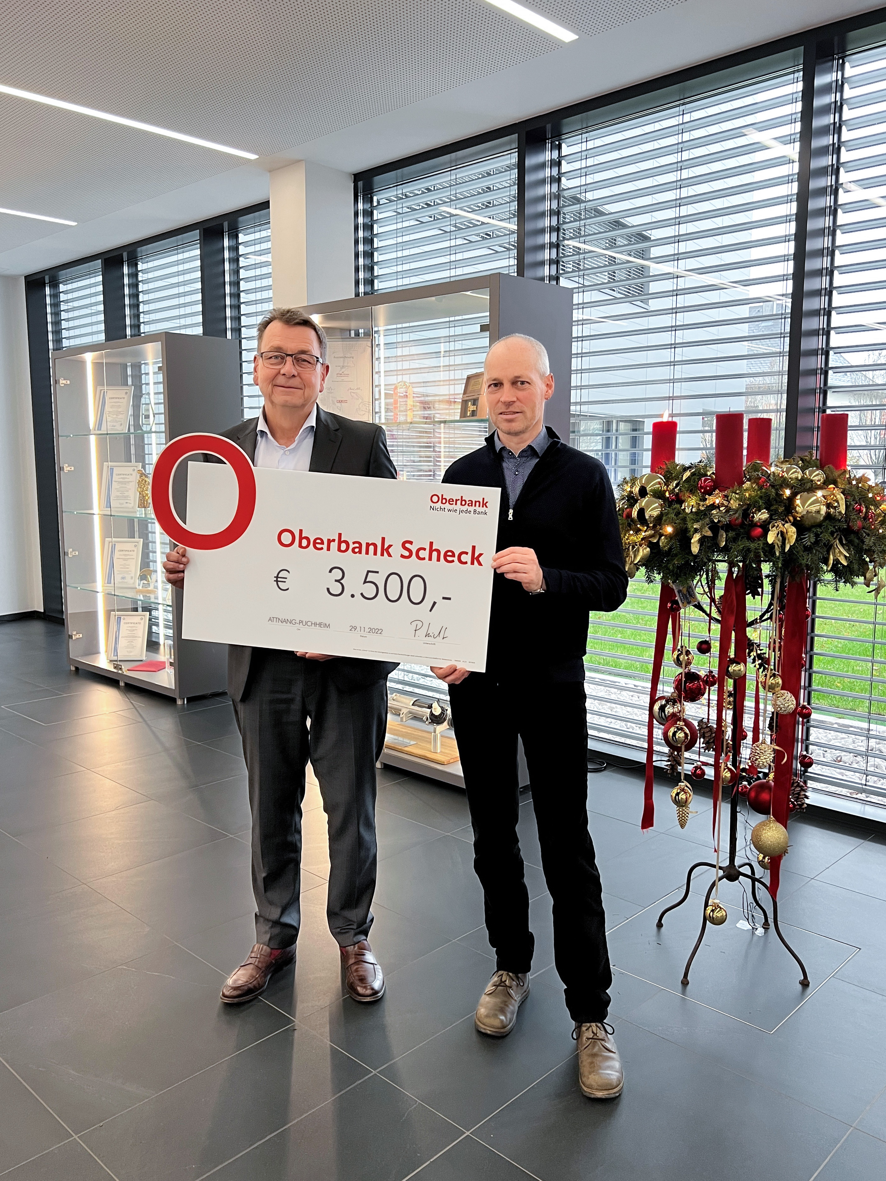 Foto (STIWA) Ing. Mag. Peter Sticht (links), Geschäftsführer der STIWA-Holding überreichte Mosaik-Leiter Mag. Stefan Hindinger einen Spendencheck über 3.500 Euro für die Aktion „Ein Bett für den Winter“.