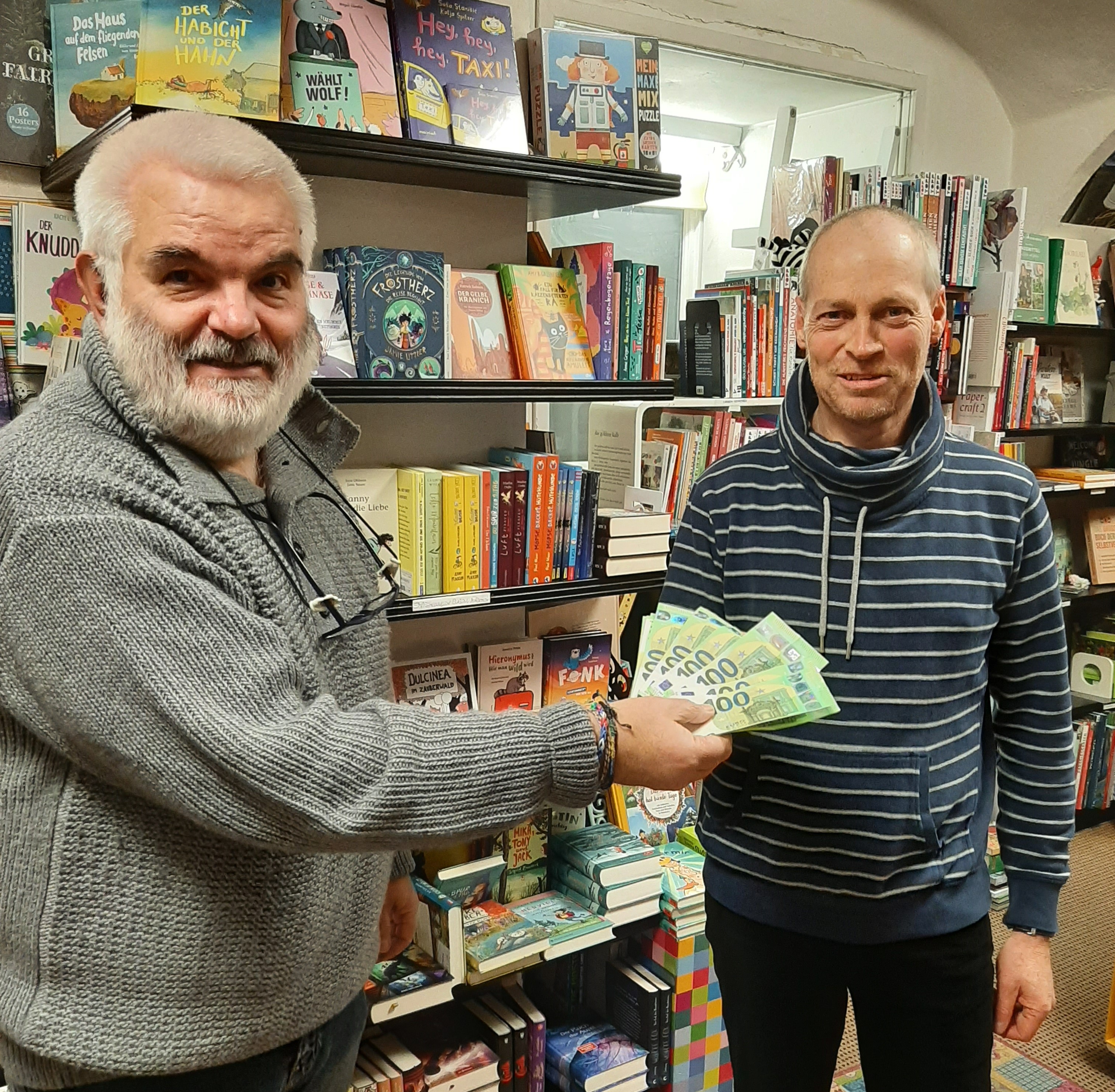 Foto:  Michael Neudorfer übergibt  Mosaik-Leiter Stefan Hindinger 20 Bausteine für die neue Notschlafstelle.