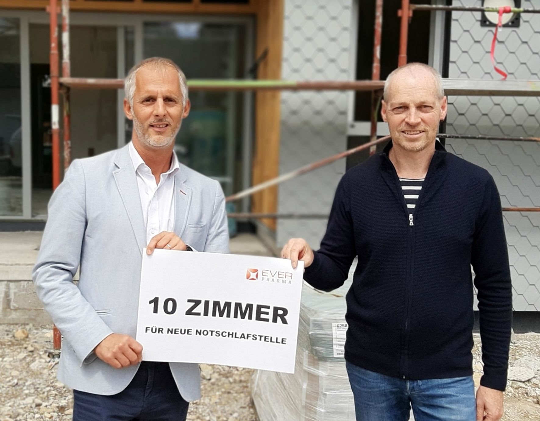 Foto: EVER Pharma-Vertriebsleiter für Europa, Norbert Hittenberger, übergibt dem Mosaik-Leiter Stefan Hindinger eine Spende für die Komplettausstattung von 10 Zimmern in der neuen Notschlafstelle Vöcklabruck (20.9.21)
