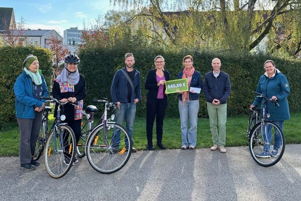 Spende für Radfahrprojekt